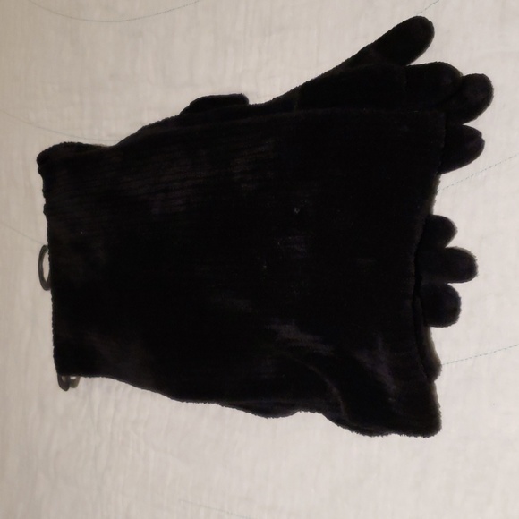 Black Hat, Scarf and Gloves Set - Picture 5 of 12